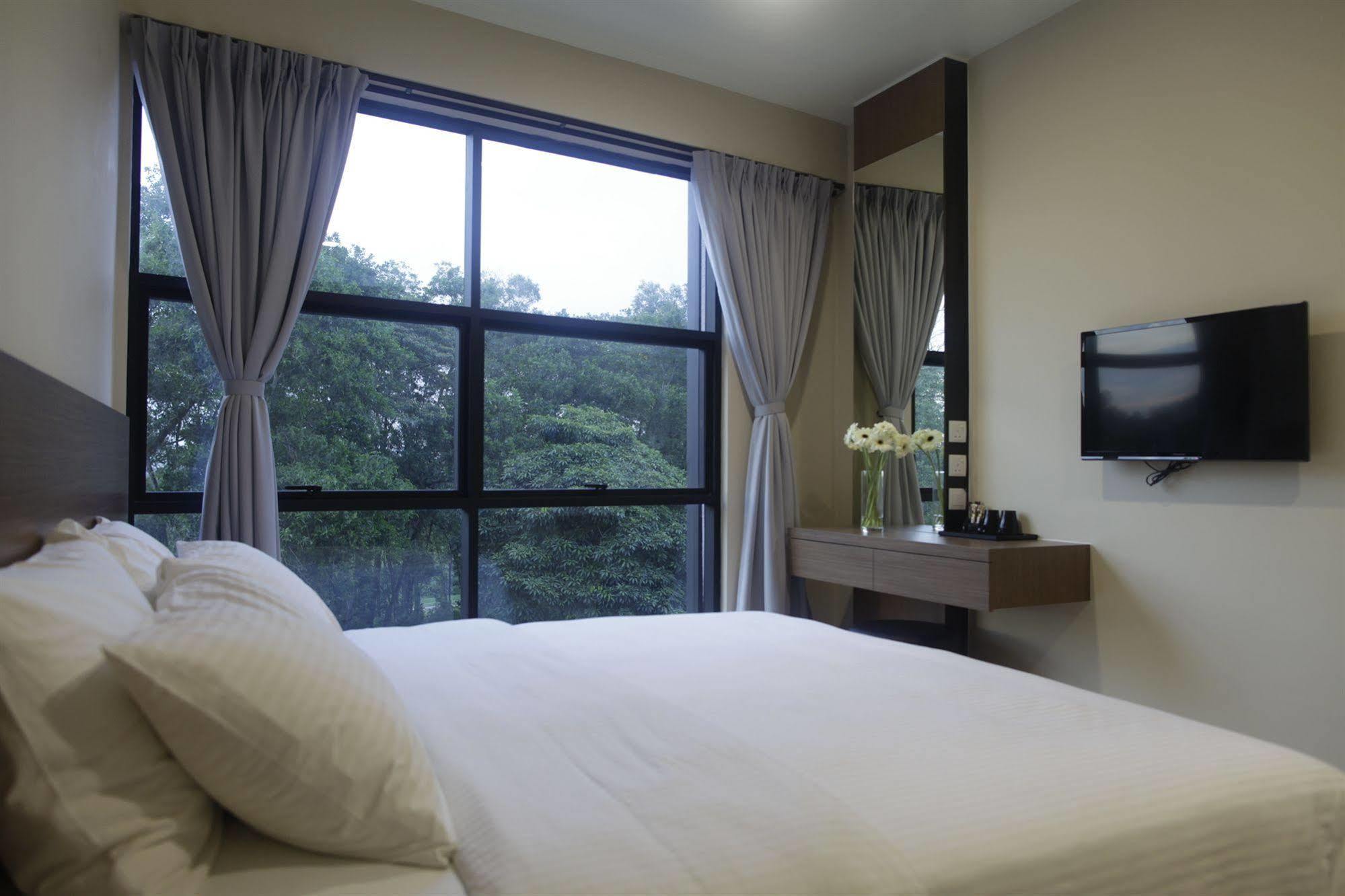 I Am Jazz Hotel 3*